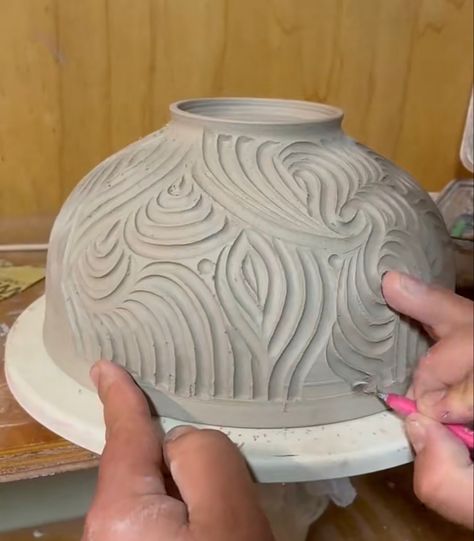 Clay Bowl Carving Ideas, Smooth Coil Pots Ideas, Carving In Pottery, Texture On Pottery, Carving Designs Ceramics, Pinch Pot Designs Patterns, Carved Ceramic Vase, Carved Bowls Ceramics, Carved Ceramic Bowls