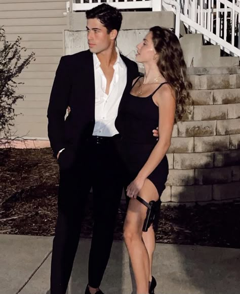 mafia aesthetic Halloween Casal, Halloween Parejas, Made Series, Prom Photoshoot, Hot Halloween Outfits, Prom Poses, Couples Halloween Outfits, Cute Couple Halloween Costumes, Elegant Couple