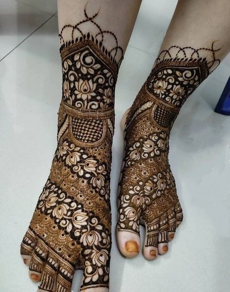 Beautiful dubai bridal feet mehndi designs🥰🥰2022 Bridle Mehndi Design 2023, Leg Mahendi Design Bridal Mehndi, Bridal Mehndi Designs Legs Brides, Bridal Feet Mehndi Designs, Mehndi 2023, Bridal Feet Mehndi, Mehndi Designs 2022, Feet Mehndi Designs, Bride Mehendi