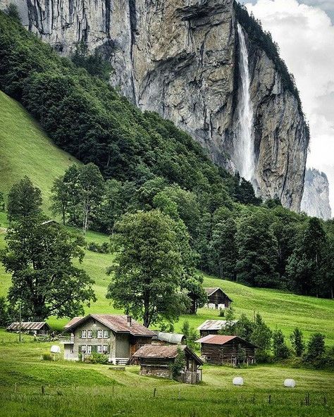 Switzerland Waterfalls, Nature Falls, Lauterbrunnen Switzerland, Water Nature, Switzerland Travel, Alam Yang Indah, Travel Adventure, Rock Climbing, Places Around The World