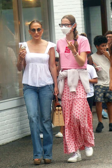 Style File: Jennifer Lopez in The Hamptons in Ciao Lucia, Good American and Chanel - Tom + Lorenzo Jennifer Lopez 90s, Jennifer Lopez Outfits, Chloe Sunglasses, Chic Jeans, Natasha Lyonne, Jennifer Fisher, Three Daughters, Summer Chic, Good American