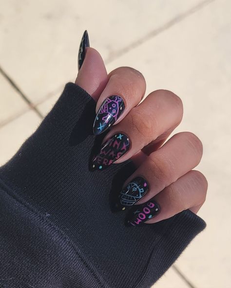 Jinx Inspired Nails 💙 Jinx Makeup Inspired, Arcane Nails Ideas, Jinx Themed Nails, Jinx Arcane Nails Design, Jinx Nail Art, Jinx Inspired Tattoos, Arcane Jinx Inspired Nails, Jinx Inspired Makeup, Cyberpunk Nail Art