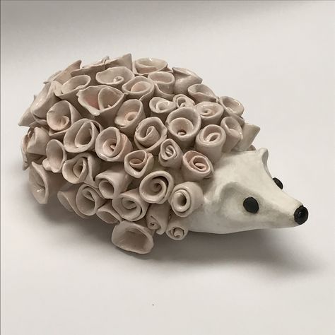 Hedgehog Ceramic Pottery, Ceramic Pottery Animals, Pottery Ideas Animals, Ceramic Animal Ideas, Hedgehog Clay Sculpture, Coil Clay Ideas, Animal Ceramics Ideas, Coiling Ceramics, Clay Art Ideas Sculpture