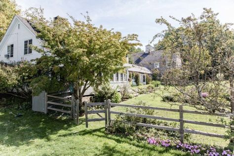 New England Garden, New England Farmhouse, Farmhouse Landscaping, Have Inspiration, Garden Path, Farmhouse Exterior, Old Farmhouse, House Landscape, Farm Gardens