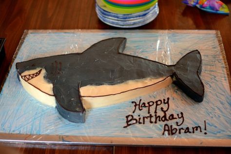 Shark birthday cake!  Super cute!  Luke wants it blue instead. Megalodon Birthday Cake, How To Make A Shark Cake, Shark Shaped Cake, Easy Shark Cake, Diy Shark Cake, Shark Cakes For Kids Boys, Shark Cakes For Kids, Shark Cake Ideas, Shark Birthday Cake