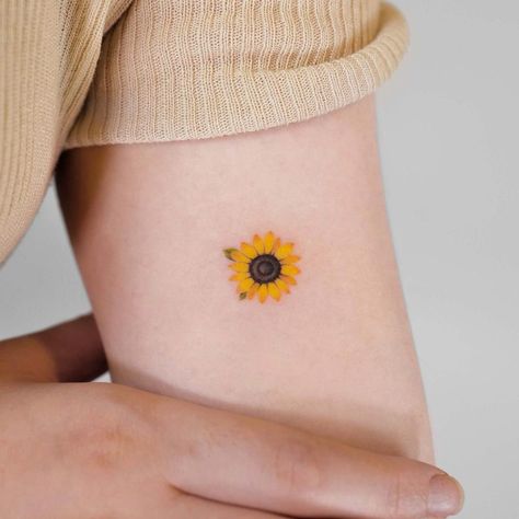 Sunflower Tattoo Minimalist, Minimalistic Sunflower Tattoo, Girasoles Tattoo, Sunflower Tattoo Simple, Round Tattoo, Flower Wrist Tattoos, Mom Tattoo Designs, Type Tattoo, Tattoo Minimalist