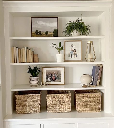 Shaker Style Bookshelves, Open Kitchen Shelves Styling, Styled Bookshelf, Room Bookshelf Ideas, Bookshelf Styling Living Room, Style Bookshelves, Room Bookshelf, Shelf Decor Living Room, Living Room Built Ins