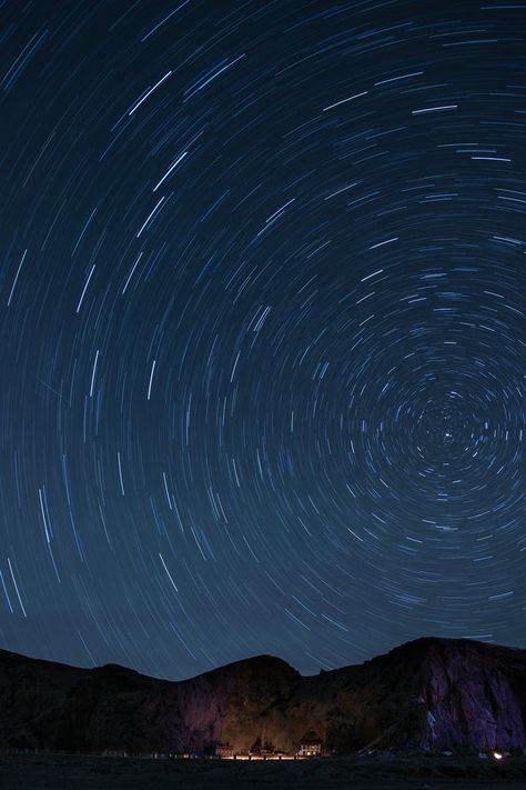 Time Lapse Photo, Dark Nature, Hd Wallpaper Android, Night Sky Photography, Time Lapse Photography, Image Nature, Mountain Wallpaper, Star Trails, Sky Photos