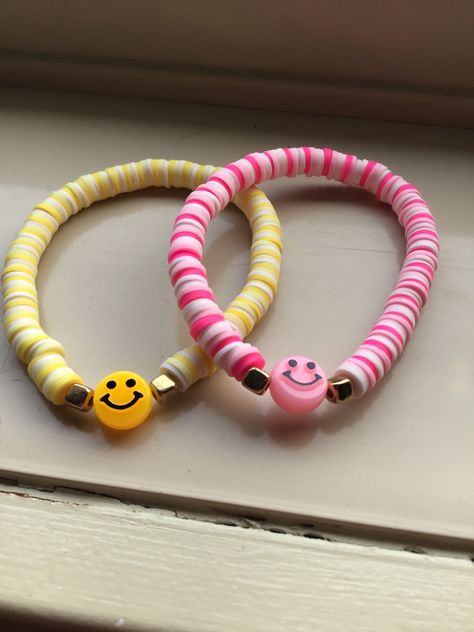 Best Friend Clay Bead Bracelet Ideas, Bff Beads Bracelet, Clay Bead Bracelet Ideas Preppy Bff, Bff Clay Bead Bracelet Ideas, Soco Bracelets, Beaded Bracelets Ideas, Pulseras Aesthetic, Seed Bead Bracelets Diy, Make Clay Beads