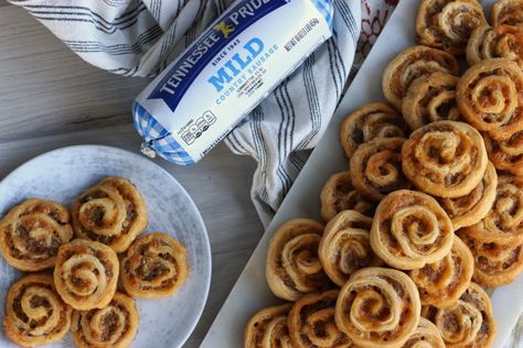 It doesn't get easier than a three ingredient recipe! Sausage Cheddar Pinwheels are an easy appetizer, breakfast or snack perfect for the holiday season. Breakfast Finger Foods, Sausage Pinwheels, Ketone Recipes, Three Ingredient Recipes, Easter Appetizers, Breakfast Appetizers, Pinwheel Recipes, Appetizer Bites, Three Ingredient