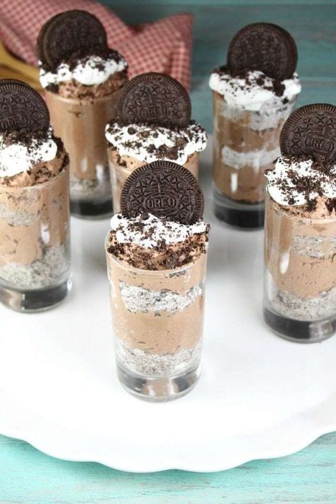 Dessert Shooters Easy, Mini Dessert Shooters, Lemon Lush Dessert, Dessert Shooters Recipes, Shot Glass Desserts, Chocolate Cheesecake Recipe, No Bake Chocolate Cheesecake, Smores Dessert, Dessert Cups Recipes