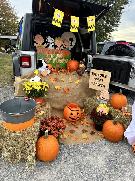 Fall Truck Or Treat Ideas, Trunk Or Treat Daycare, Trunk Themes For Halloween, Fall Trunk Or Treat, Trunk Or Treat Jeep Wrangler, Great Pumpkin Trunk Or Treat Ideas, Peanuts Trunk Or Treat, Trunk Or Treat Halloween, Trunk Or Treat Ideas Farm Theme