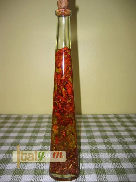 Italian Chilli Oil, Italian Chili Oil, Italian Chili Oil Recipe, Hot Chili Oil Recipe, Chilli Oil Recipe, Authentic Italian Recipes, Hot Chili Oil, Chili Oil Recipe, Fermented Pickles