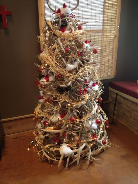 Tree made out of deer antlers Deer Antler Christmas Tree, Hunting Rooms, A Bob With Bangs, Ways To Style A Bob, Style A Bob, Antler Christmas Tree, Decorating With Antlers, Antler Tree, Antler Christmas