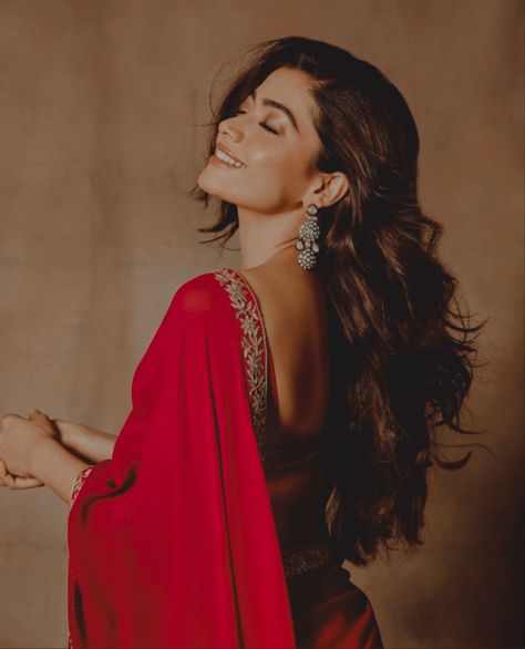 In frame: Rashmika Mandanna ♥️ Rashmika Mandanna Red Saree, Rashmika In Saree, Rashmika Mandanna Saree, Bollywood Aesthetics, Saree Pose, Rashmika Mandanna, Poses Women, Saree Poses, Red Saree