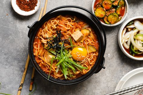 Kimchi Ramen Stew (Kimchi-Jjigae) – LindseyeatsLA Ramyeon Korean, Korean Comfort Food, Black Rice Recipe, Kimchi Noodles, Kimchi Ramen, Kimchi Rice, Kimchi Stew, Ramen Toppings, Kimchi Jjigae