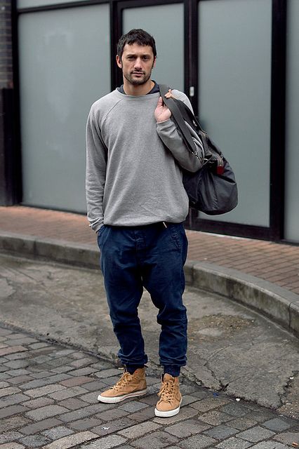 Casual street style: baggy pants, over sized sweater, duffle and high tops Urban Street Fashion, Clean Fits, Men's Streetwear, Dress Idea, High Street Fashion, Cooler Look, London Street Style, Man Style, Men Street