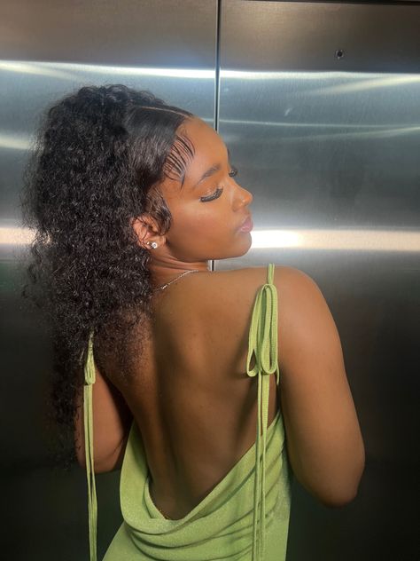 Dinner Night Pictures! Green Dresses Black Women, Backless Dinner Dress, Green Dress Black Woman, Pinterest Green Aesthetic, Backless Green Dress, Green Birthday Dress, Green Backless Dress, Green Dress Aesthetic, Baddie Poses