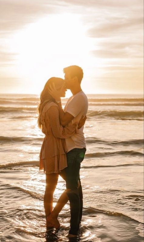 Couple pictures inspiration Beach Save The Date Photos, Couple Beach Pictures Romantic, Couple Poses On Beach, Beach Pics With Boyfriend, Engagement Photoshoot Ideas Beach, Engagement Beach Photos, Save The Date Photoshoot, Couple Beach Photoshoot, Beach Poses With Boyfriend