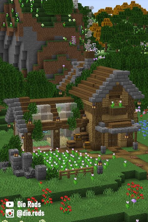 A simple and complete house with a small greenhouse to start the game in your survival world in the flower forest biome. Cottagecore Minecraft House Easy No Mods, Minecraft Houses With Greenhouse, Minecraft Flower Cottage House, Oak Biome House Minecraft, Cute Starter Minecraft Houses, Minecraft Starter House Flower Forest, Minecraft Birch Forest House Ideas, Mincraft Idea Houses Oak, Started Minecraft House