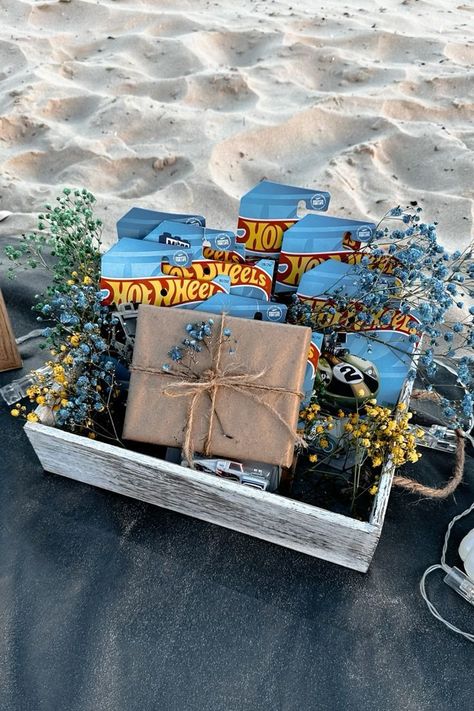 24+ Unique Anniversary Gift Ideas For Boyfriend Hot Wheels Bf Gift, Valentines Gift For Car Boyfriend, Hot Wheel Gift Ideas, Hot Wheels Gift Boyfriend, Hotwheels Gift Ideas, Hot Wheels Bouquet For Bf, Ramos Hot Wheels, Ideas Regalo Novio, Hot Wheels Gift Ideas