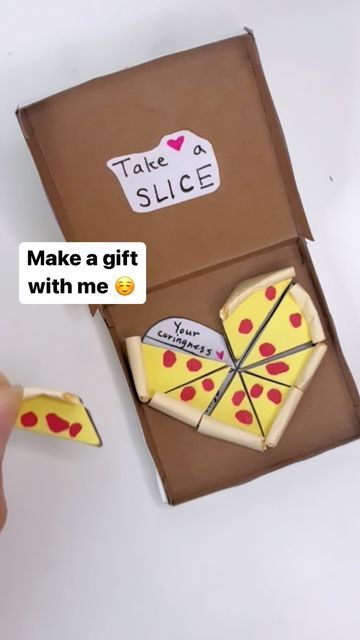 Valentine Cute Gifts, Cute Gift For Your Girlfriend, Gf Surprise Ideas, Girlfriend Box Gift, Diy Cute Crafts For Boyfriend, Mini Gifts For Him, Paper Pizza Craft, Mini Diy Gift Ideas, Pizza Diy Craft