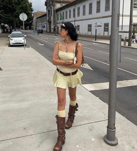 Buckle Boots Outfit, Brown Biker Boots, Biker Boots Outfit, Brown Buckle Boots, Look 2023, Summer Boots Outfit, Brown Boots Outfit, Preppy Fall Fashion, New York Girl