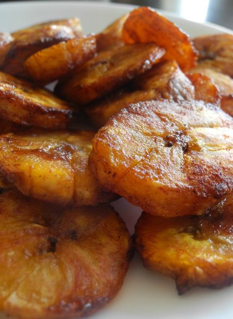 Plantain Dessert Recipes, Baked Plantains Recipes, Snacks Corner, How To Cook Plantains, Baked Plantains, Plantain Recipes, Jamaican Dishes, Jamaican Food, Caribbean Cuisine