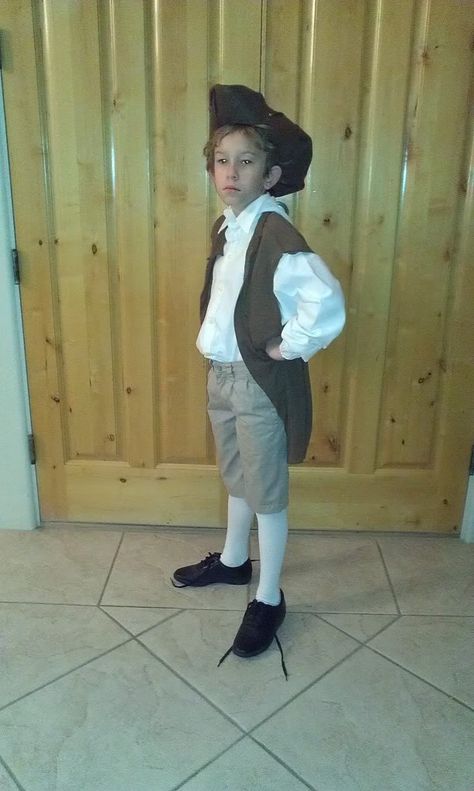 Straddling the Gap: DIY - Easy Colonial Costume   I could do something similar for Frodo. Christopher Columbus Costume, Colonial Costumes For Boys, Benjamin Franklin Costume, Thomas Jefferson Costume, George Washington Costume, Colonial Costume, Colonial Dress, School Costume, Diy Costumes Kids