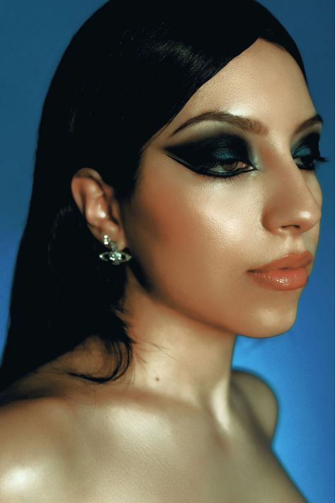 Lighting Photoshoot, Dark Lighting, Dark Feminine Energy, Makeup Photoshoot, Eyes Dark, Photoshoot Makeup, Photoshoot Idea, Makeup Eyes, Dark Makeup