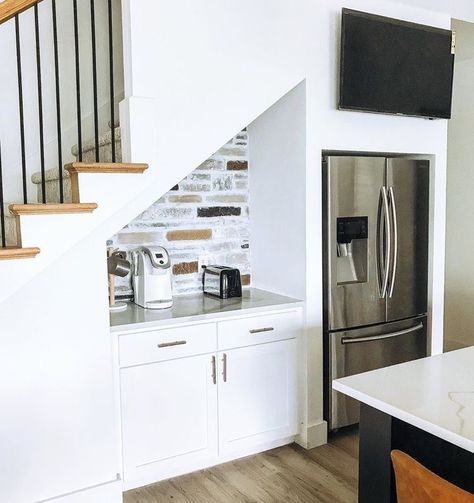 Kitchen Near Stairs, Storage Under Stairs, Bar Under Stairs, Kitchen Under Stairs, تحت الدرج, Stairs In Kitchen, Basement Remodel Diy, Staircase Storage, Barn Kitchen