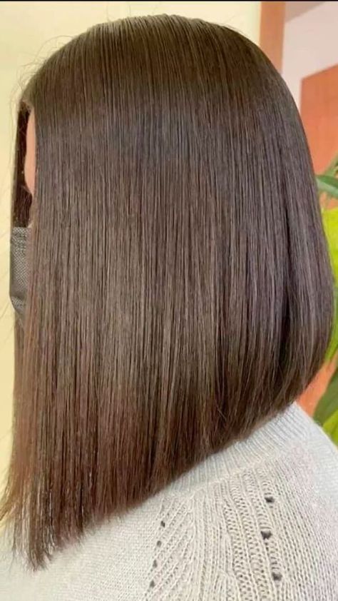 Triangle One Length Below The Shoulder, Triangle Bob Haircut, Graduated Haircut, Reverse Bob, One Length Haircuts, A Line Haircut, Shoulder Length Hair Cuts, Haircuts Straight Hair, Medium Hair Cuts