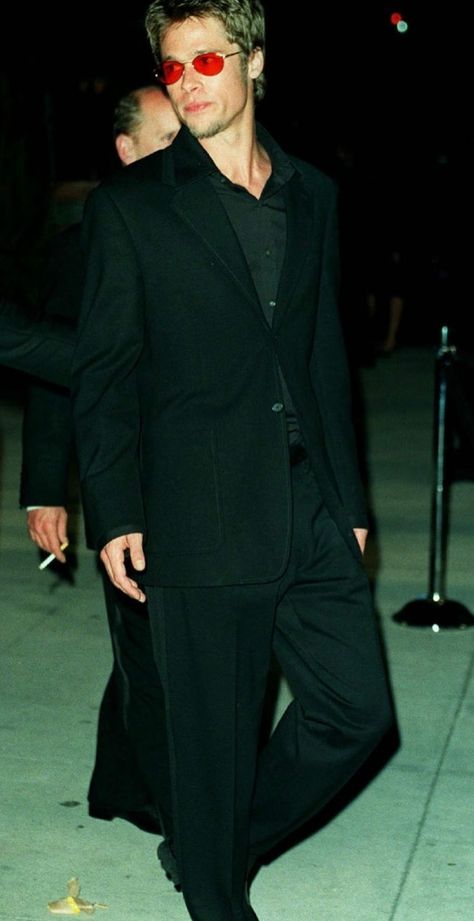 90s Paparazzi Shots Men, Stephen Baldwin 90s, Brad Pitt Street Style 90s, Interesting Mens Fashion, Brad Pitt 90s Style, Brad Pitt Street Style, Brad Pitt Outfit, 90s Brad Pitt, 90s Men Outfits