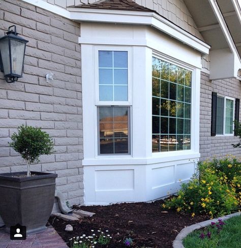 Bay window color scheme Bay Window Wood Trim, Front Bay Window Ideas Exterior, Trim Makeover, Bay Window Exterior Ideas, Bay Window Ideas Exterior, Exterior House Trim, Bay Window Trim, Sunroom Roof, Exterior Window Trim Ideas