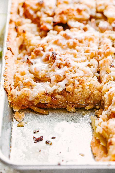 I truly love apple pie, but this crowd-pleasing Dutch Apple Slab Pie recipe is truly on another level! You'll love this easy homemade apple pie! #applepie #dessert #thanksgiving #slabpie #christmas Sheet Pan Dutch Apple Pie, Farm Apple Pan Pie, Apple Pie In Casserole Dish, Apple Crumb Slab Pie, Apple Sheet Pie, Sheet Apple Pie, Apple Tartin, Dutch Apple Pie Bars, Sheet Pan Apple Pie