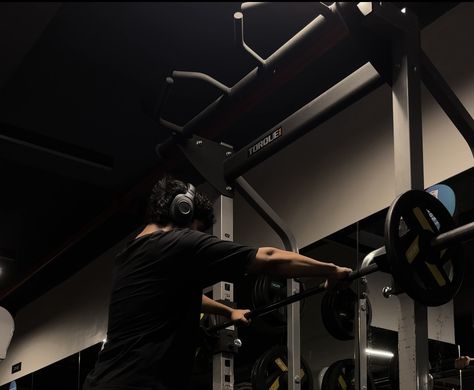 Late Night Gym Aesthetic, Guy Working Out, Jus Aesthetic, Gym Pose, Gym Story, Gym Poses, Fitness Aesthetics, Gym Icon, City Life Aesthetic