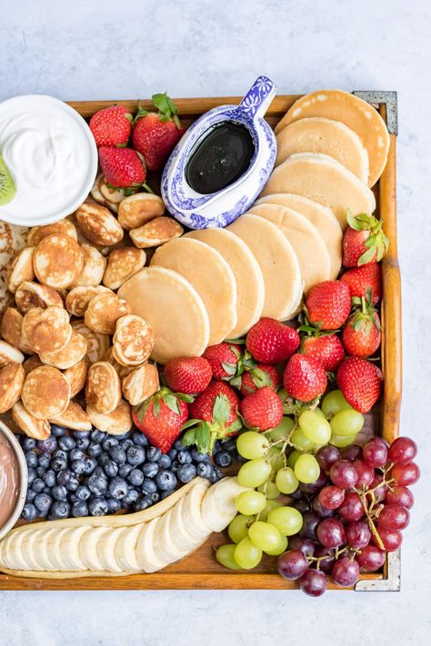 Pancake Platter Ideas, Mini Pancake Board, Pancake And Waffle Charcuterie Board, Pancake Platter Breakfast, Brunch Platter Ideas Parties Food, Fruit And Pastry Charcuterie Board, Continental Breakfast Platter, Pastry Board Ideas, Pancake Board Ideas