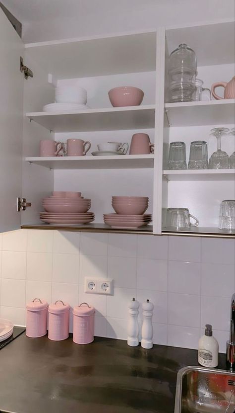 Cute Pink Kitchen Aesthetic, That Girl Apartment Aesthetic, Girly Apartment Ideas Kitchen, Future Apartment Decor Kitchen, Cute College Kitchen, Kitchen Apartment Aesthetic, Pink Decorating Ideas, Cute Apartment Kitchen, Girly Kitchen Decor Apartment