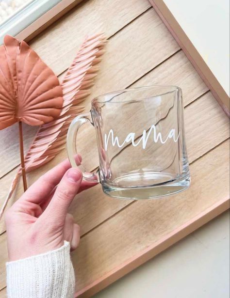 Glass Mugs With Vinyl, Clear Coffee Mug, Postal Art, Glass Tumbler Design, Clear Coffee Mugs, Student Teacher Gifts, Mama Mug, Projets Cricut, Glass Coffee Cups