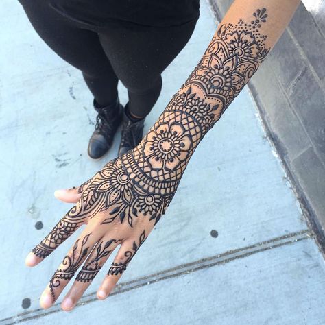 24 Henna Tattoos by Rachel Goldman You Must See Henna Sleeve, Henne Tattoo, Henna Tutorial, Jagua Henna, Henna Inspired Tattoos, Henna Ideas, Henna Tattoo Hand, Bridal Henna Designs, Tattoo Henna