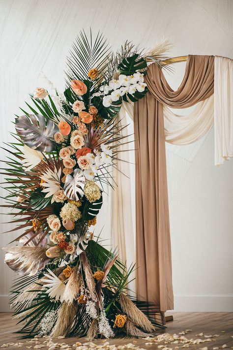 A Tropical Bohemian Elopement In Chicago With Modern Metallics Boho Backdrop Ideas Diy, Tropical Stage Decor, Bohemian Elopement, Tropical Bohemian, Tropical Wedding Inspiration, Bohemian Style Decor, Modern Flower Arrangements, Wedding Stage Decorations, Monstera Leaves