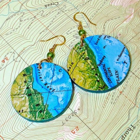 map earrings Handmade Jewelry Ideas, Boho Jewelry Diy, Diy Jewelry Holder, Diy Jewelry Tutorials, Diy Tops, Paper Earrings, Easy Diy Jewelry, Recycled Jewelry, Paper Jewelry