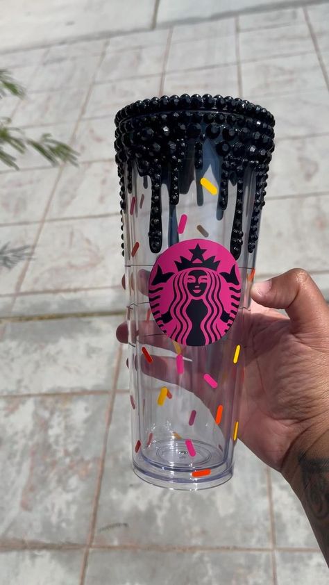 A little drip rhinestone inspiration for you🥰 | Diy bottle crafts, Tumbler cups diy, Rhinestone projects Diy Vinyl Projects, Starbucks Cup Art, Diy Gifts To Sell, Rhinestone Tumbler, Starbucks Diy, Rhinestone Projects, Bling Crafts, Custom Starbucks Cup, Glitter Tumbler Cups