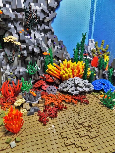 Aquarium Habitat Lego Aquarium Ideas, Lego Underwater, Lego Aquarium, Lego Key Holders, Lego Fish, Lego Zoo, Lego Landscape, Lego Boats, Lego Beach