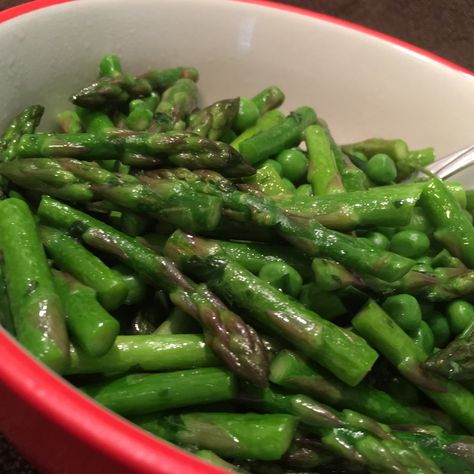 Green Peas and Asparagus How To Freeze Asparagus, Freezing Asparagus, Meatloaf Side Dishes, Easy Asparagus, Brunch Sides, Asparagus Stir Fry, Creamed Peas, Paleo Gluten Free Recipes, Asparagus Fries