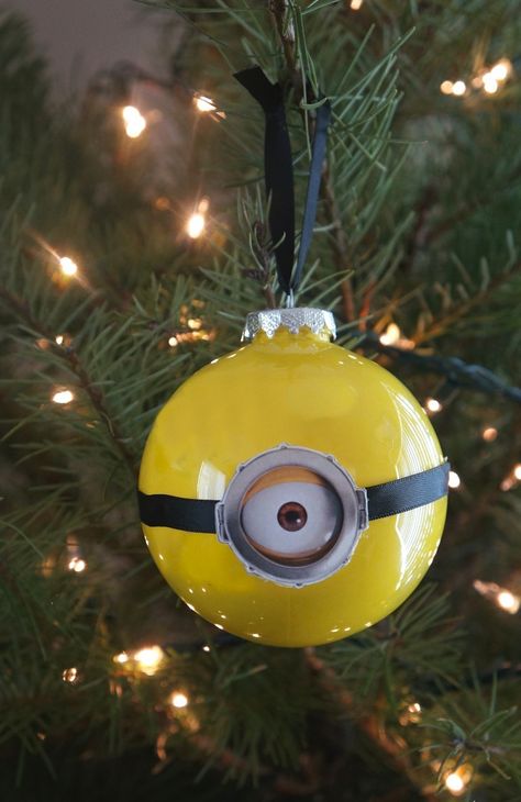 DIY Minion ornaments with One Eyed Kevin Minion Ornaments, Cheap Christmas Ornaments, Easy Diy Christmas Ornaments, Homemade Christmas Crafts, Diy Minions, Minion Christmas, Winter Diy Crafts, Despicable Me 3, Diy Christmas Ornaments Easy