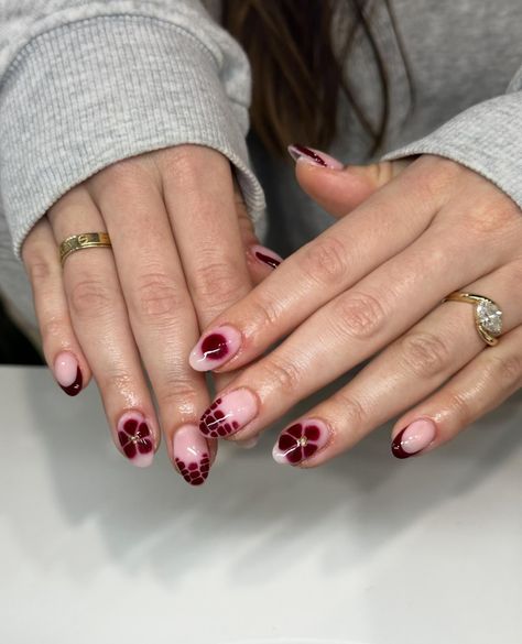 Maroon Flower Nails, Fall Nail Designs Burgundy, Coffin Autumn Nails, Floral Acrylic Nail Designs, Short Nails Simple Design, Burgundy Almond Nails Design, Maroon Nails With Design, Nails Burgundy Design, Burgundy Short Nails