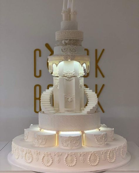 Spiral Wedding Cake, Wedding Cake Castle, Disney Castle Cake, Castle Wedding Cake, Golden Wedding Cake, Fancy Wedding Cakes, Extravagant Wedding Cakes, Dummy Cake, Foam Factory