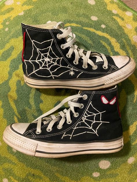 Spiderman Embroidery Converse, Spider Man Converse Embroidery, Spiderman Converse High Tops, Spiderweb Shoes Converse, Spiderman Converse Embroidered, Spiderman Shoes Diy, Embroidery Designs For Shoes, Spider Webs On Converse, Spider Man Shoes Converse