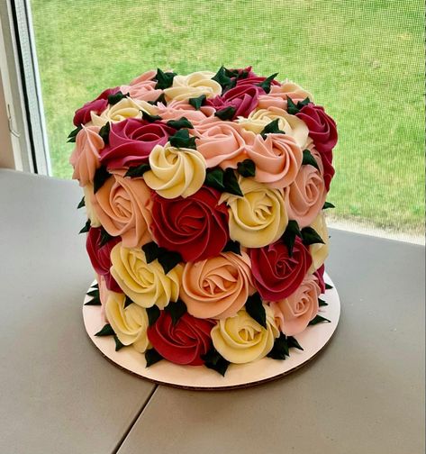 Cake With Roses All Over, Rose Cake Ideas Birthday, Mom Bday Cake Ideas, Red Rose Cake Design Birthday, Rose Shaped Cake, Rose Cakes Birthday, Rossete Cake Ideas, Birthday Cakes For Moms, Red And Yellow Cake